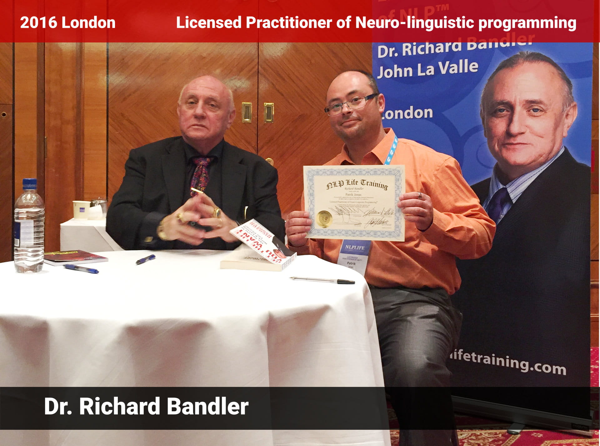 Fotografie Patrik Jonáš a Richard Bandler Předávání certifikátu